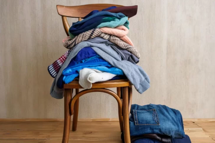 Tu silla con ropa puede decir más de vos de lo que pensás, según los expertos