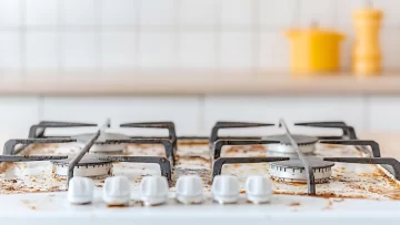 Adiós a la grasa en las hornallas: la mezcla casera que limpia sin detergente ni bicarbonato