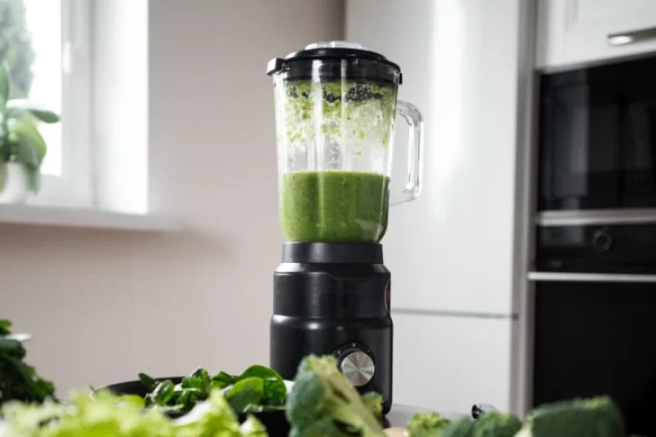 Por qué recomiendan licuar albahaca en agua: el truco natural con múltiples beneficios