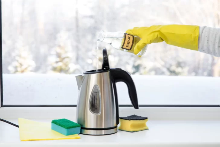 El truco que reemplaza al bicarbonato y al limón para eliminar el sarro de la pava eléctrica