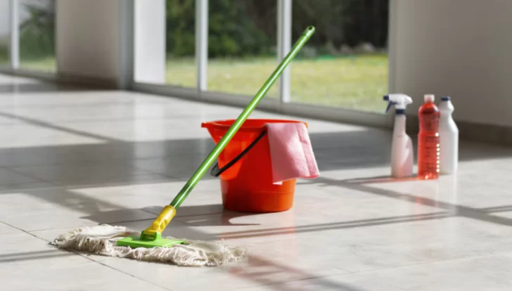 El truco que pocos conocen: el ingrediente que debés tirar al piso antes de trapear El truco que pocos conocen: el ingrediente que debés tirar al piso antes de trapear