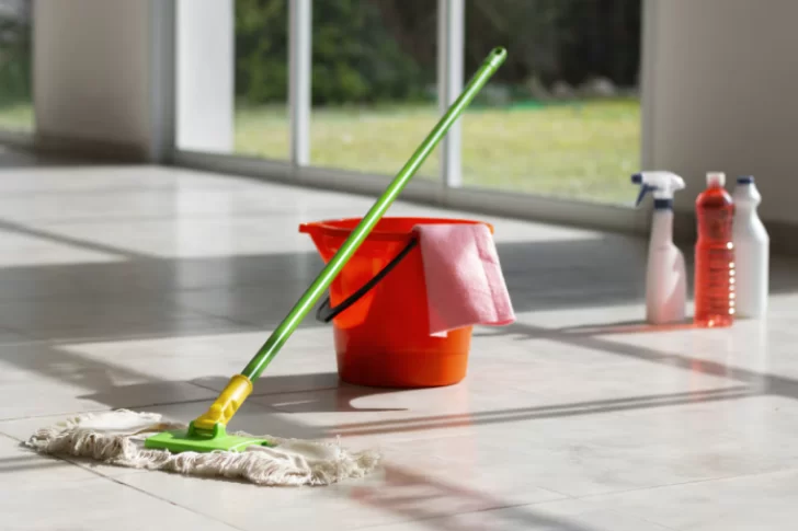 El truco que pocos conocen: el ingrediente que debés tirar al piso antes de trapear