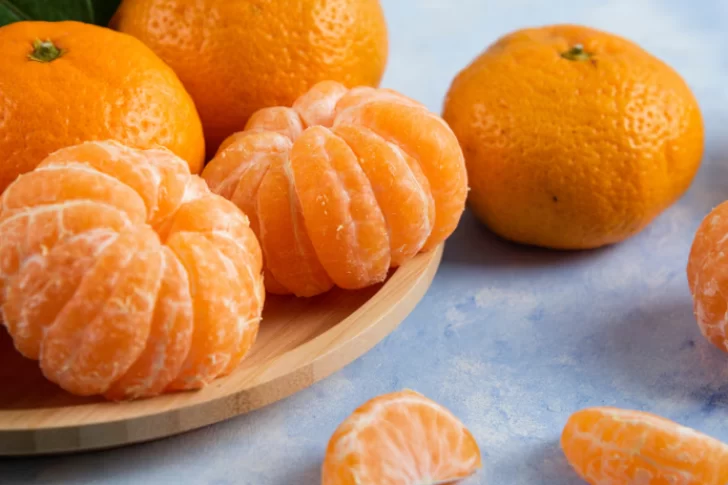 Por qué una experta recomienda no sacarle los “hilitos blancos” a la mandarina