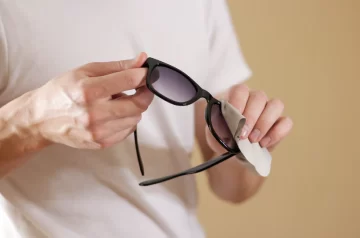 Nada de servilletas: así limpian los lentes en las ópticas para que queden perfectos