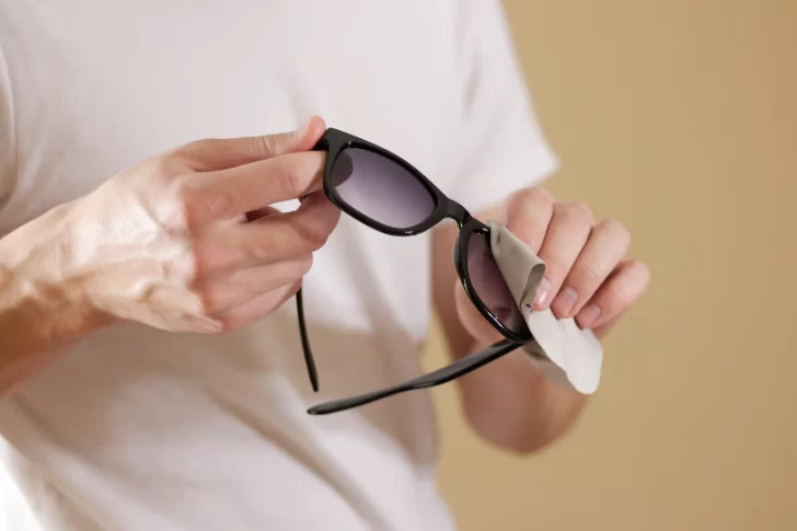 Nada de servilletas: así limpian los lentes en las ópticas para que queden perfectos