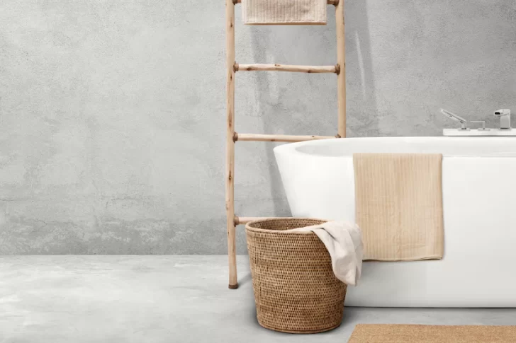 Adiós a los azulejos: el revestimiento que transforma los baños modernos y es furor