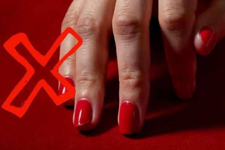 Estas fiestas cambian de tono: el color de uñas que reemplaza al rojo y al dorado