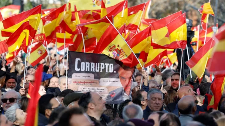 España convulsionada: la oposición de derecha marchó en Madrid y pidió la renuncia del presidente Pedro Sánchez España convulsionada: la oposición de derecha marchó en Madrid y pidió la renuncia del presidente Pedro Sánchez