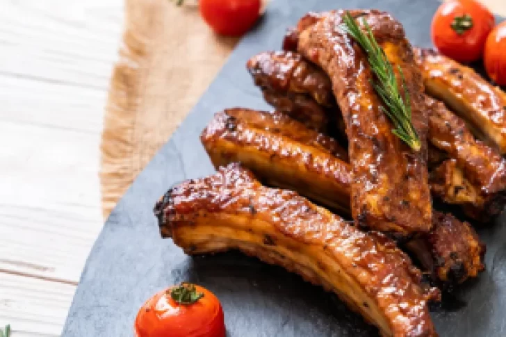 La carne barata que los cocineros eligen porque se despega del hueso sin esfuerzo