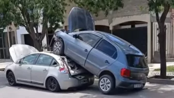 Una mujer se desmayó mientras manejaba y su auto terminó en el techo de otro Una mujer se desmayó mientras manejaba y su auto terminó en el techo de otro