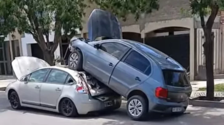 Una mujer se desmayó mientras manejaba y su auto terminó en el techo de otro Una mujer se desmayó mientras manejaba y su auto terminó en el techo de otro