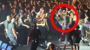 Lenny Kravitz vivió un insólito momento en pleno show: una fan subió al escenario y le arrancó las rastas Lenny Kravitz vivió un insólito momento en pleno show: una fan subió al escenario y le arrancó las rastas