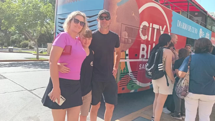 El bus turístico se despide con un variado grupo de visitantes y sanjuaninos - Image 3