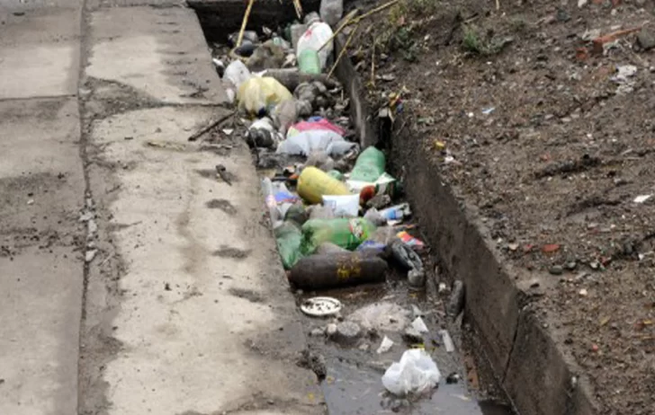 Basura en las acequias del Parque de Mayo Basura en las acequias del Parque de Mayo