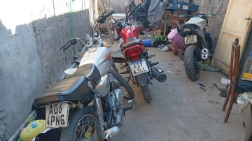 Armas, motos, televisores y hasta droga escondida en una cámara séptica: los resultados de un allanamiento en el Lote 32 Armas, motos, televisores y hasta droga escondida en una cámara séptica: los resultados de un allanamiento en el Lote 32