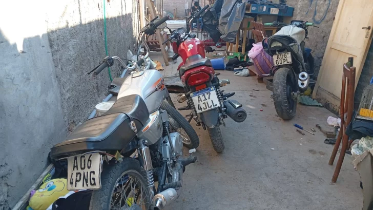 Armas, motos, televisores y hasta droga escondida en una cámara séptica: los resultados de un allanamiento en el Lote 32 Armas, motos, televisores y hasta droga escondida en una cámara séptica: los resultados de un allanamiento en el Lote 32