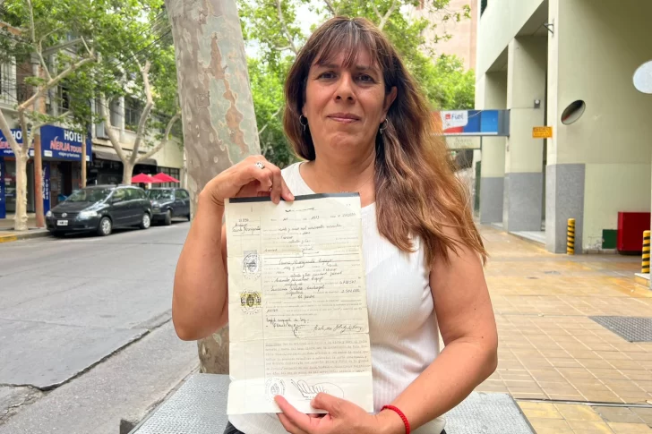 La historia de la docente que lucha contra un pacto de silencio para hallar a su madre biológica