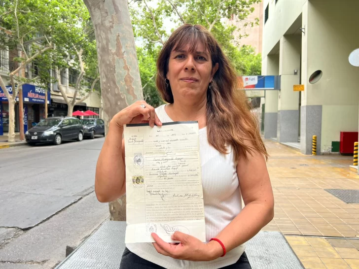 La historia de la docente que lucha contra un pacto de silencio para hallar a su madre biológica La historia de la docente que lucha contra un pacto de silencio para hallar a su madre biológica