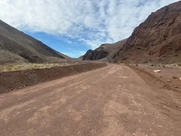 Un camión hidrogrúa de un proyecto minero volcó, el conductor salió ileso gracias al cinturón de seguridad Un camión hidrogrúa de un proyecto minero volcó, el conductor salió ileso gracias al cinturón de seguridad