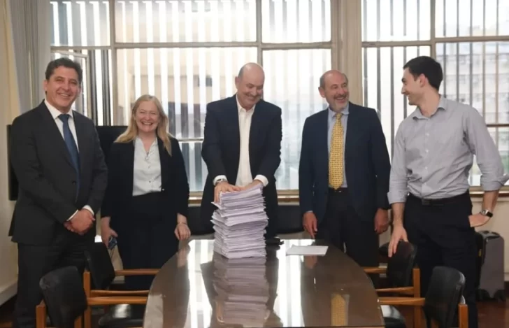 San Juan participó de encuentro con el ministro Federico Sturzenegguer por regulaciones vitivinícolas San Juan participó de encuentro con el ministro Federico Sturzenegguer por regulaciones vitivinícolas