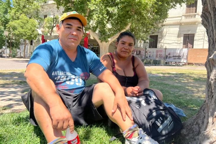 El drama de dos cartoneros que tienen a una hija internada y tuvieron que vender hasta sus zapatillas