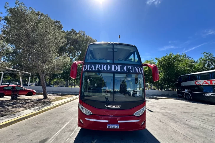 Los buses descapotables de las Emprendedoras están en San Juan: el recorrido para alentar a las representantes departamentales