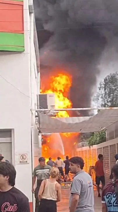 [VIDEOS] Feroz incendio en el fondo de un local comercial en inmediaciones de la Esquina Colorada
