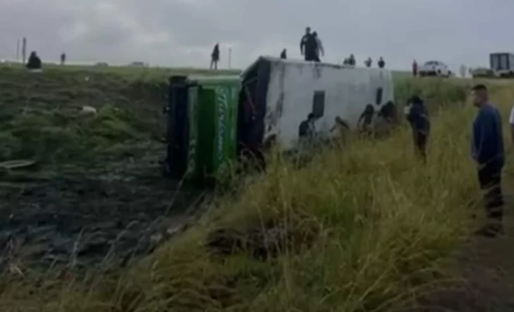 Volcó un micro que viajaba a Mar del Plata y fallecieron dos personas