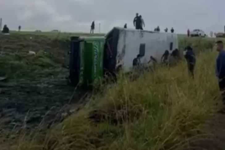 Volcó un micro que viajaba a Mar del Plata y fallecieron dos personas