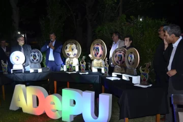 ADEPU exhibió los trofeos que entregará al finalizar el campeonato 2025 ADEPU exhibió los trofeos que entregará al finalizar el campeonato 2025