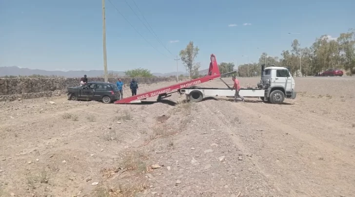 Grave choque en Jáchal: una mujer sufrió hundimiento de cráneo tras impactar su auto contra una defensa de piedras Grave choque en Jáchal: una mujer sufrió hundimiento de cráneo tras impactar su auto contra una defensa de piedras
