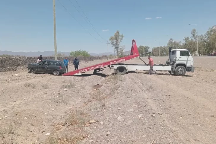 Grave choque en Jáchal: una mujer sufrió hundimiento de cráneo tras impactar su auto contra una defensa de piedras