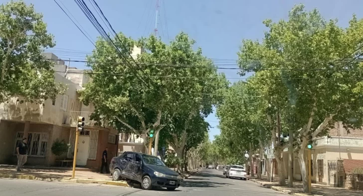 Fuerte choque en una esquina con semáforos en Capital Fuerte choque en una esquina con semáforos en Capital