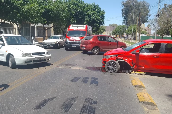 Un accidente dejó al conductor de un Fiat Cronos herido y trasladado al Hospital Rawson