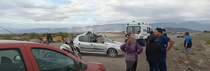 Milagro en la Ruta 40: un Peugeot 208 fue arrastrado por un camión Milagro en la Ruta 40: un Peugeot 208 fue arrastrado por un camión