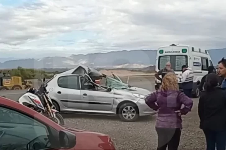Milagro en la Ruta 40: un Peugeot 208 fue arrastrado por un camión