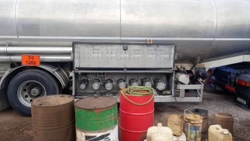 Un camionero se desvió del recorrido y fue sorprendido por su jefe intentando robar combustible en La Chimbera Un camionero se desvió del recorrido y fue sorprendido por su jefe intentando robar combustible en La Chimbera