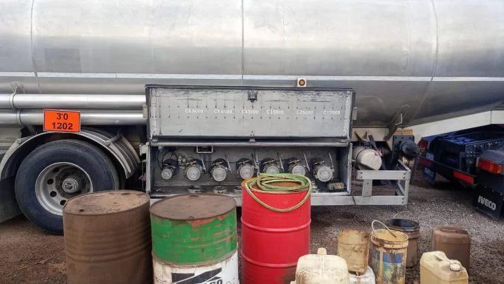 Un camionero se desvió del recorrido y fue sorprendido por su jefe intentando robar combustible en La Chimbera Un camionero se desvió del recorrido y fue sorprendido por su jefe intentando robar combustible en La Chimbera