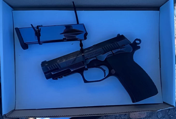 Atraparon a un hombre que llevaba un rollo de cable robado: le encontraron un arma de fuego Atraparon a un hombre que llevaba un rollo de cable robado: le encontraron un arma de fuego