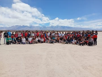 Los alumnos de Albardón que, tras visitar por primera vez la Pampa El Leoncito, iniciaron una campaña para proteger este Monumento Natural Los alumnos de Albardón que, tras visitar por primera vez la Pampa El Leoncito, iniciaron una campaña para proteger este Monumento Natural