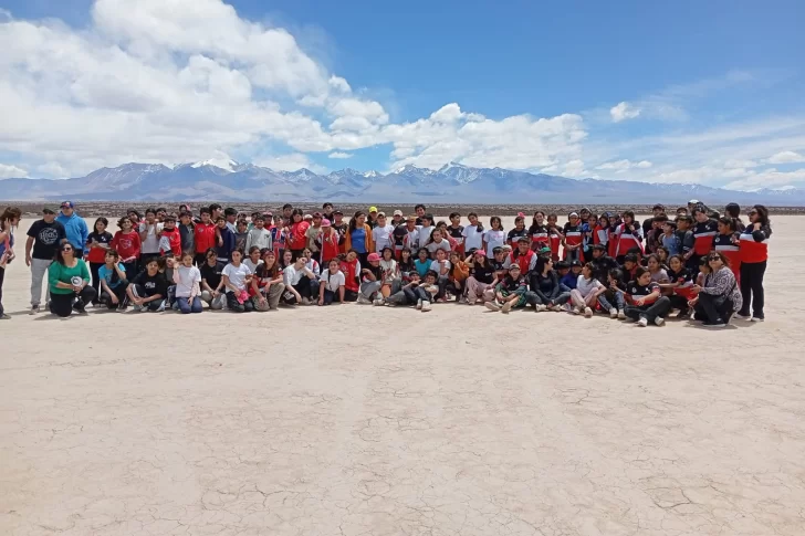 Los alumnos de Albardón que, tras visitar por primera vez la Pampa El Leoncito, iniciaron una campaña para proteger este Monumento Natural