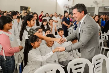 El gobernador Orrego entregó más de 2.300 netbooks a alumnos de Rivadavia