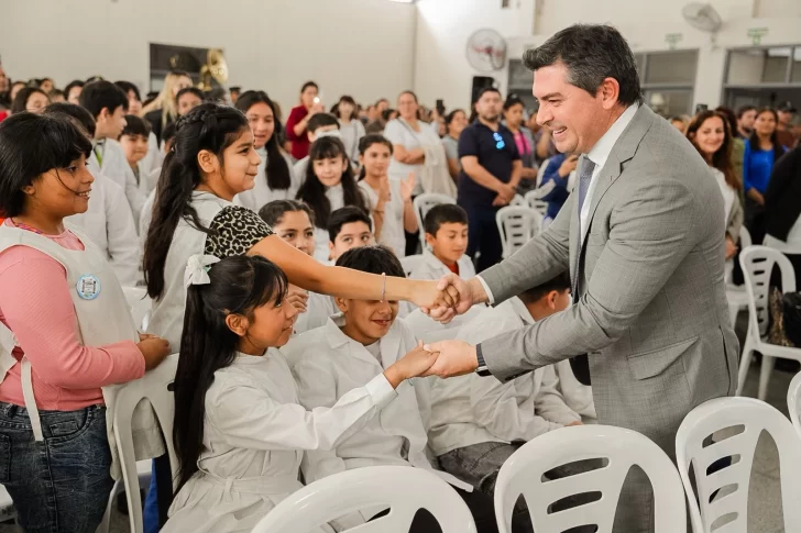 El gobernador Orrego entregó más de 2.300 netbooks a alumnos de Rivadavia