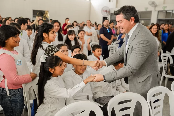 El gobernador Orrego entregó más de 2.300 netbooks a alumnos de Rivadavia