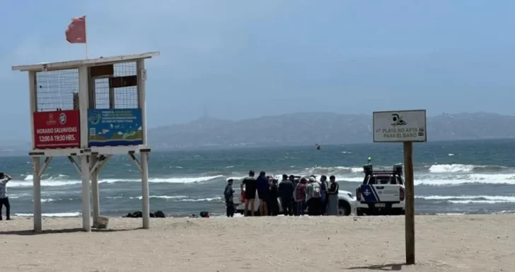 Adolescentes argentinos fueron arrastrados por una fuerte marea en Chile: hay un desaparecido Adolescentes argentinos fueron arrastrados por una fuerte marea en Chile: hay un desaparecido