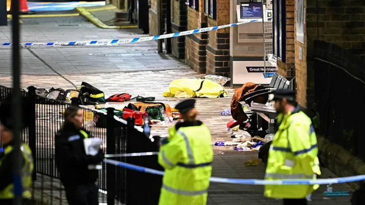 Horror en un tren de Londres: once heridos, dos de ellos graves, en un ataque con arma blanca Horror en un tren de Londres: once heridos, dos de ellos graves, en un ataque con arma blanca