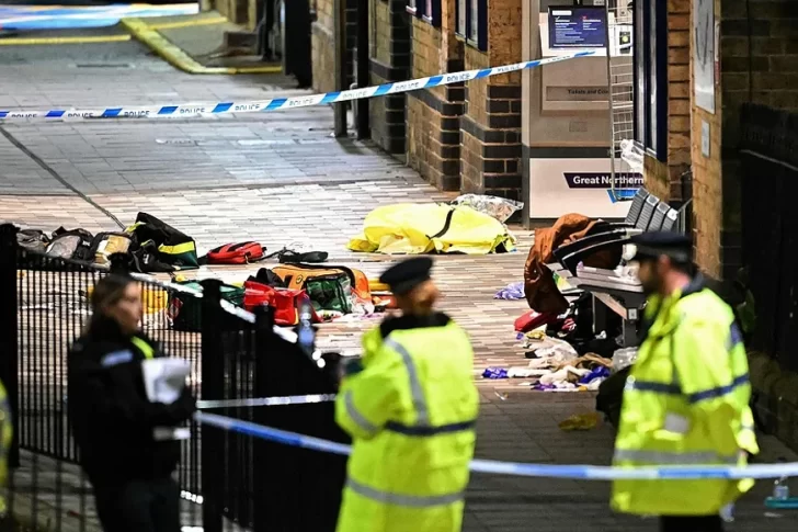 Horror en un tren de Londres: once heridos, dos de ellos graves, en un ataque con arma blanca