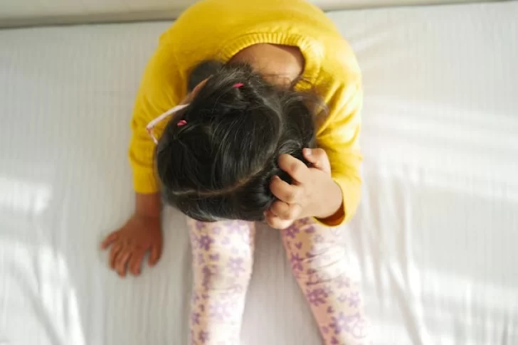 Una nena fue al hospital por un intenso dolor de ojo y descubrieron que tenía gusanos en la cabeza