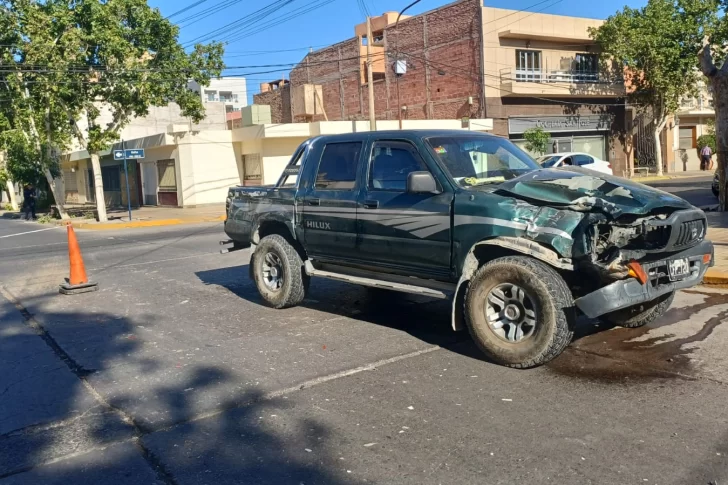Fuerte choque entre una camioneta y un colectivo de la RedTulum dejó como saldo a un hombre internado
