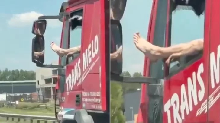 [VIDEO] Un camionero fue grabado manejando con una mano y un pie afuera
